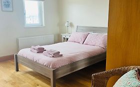 Penthouse Apartment - Town Centre, Sea Views, Secure Parking