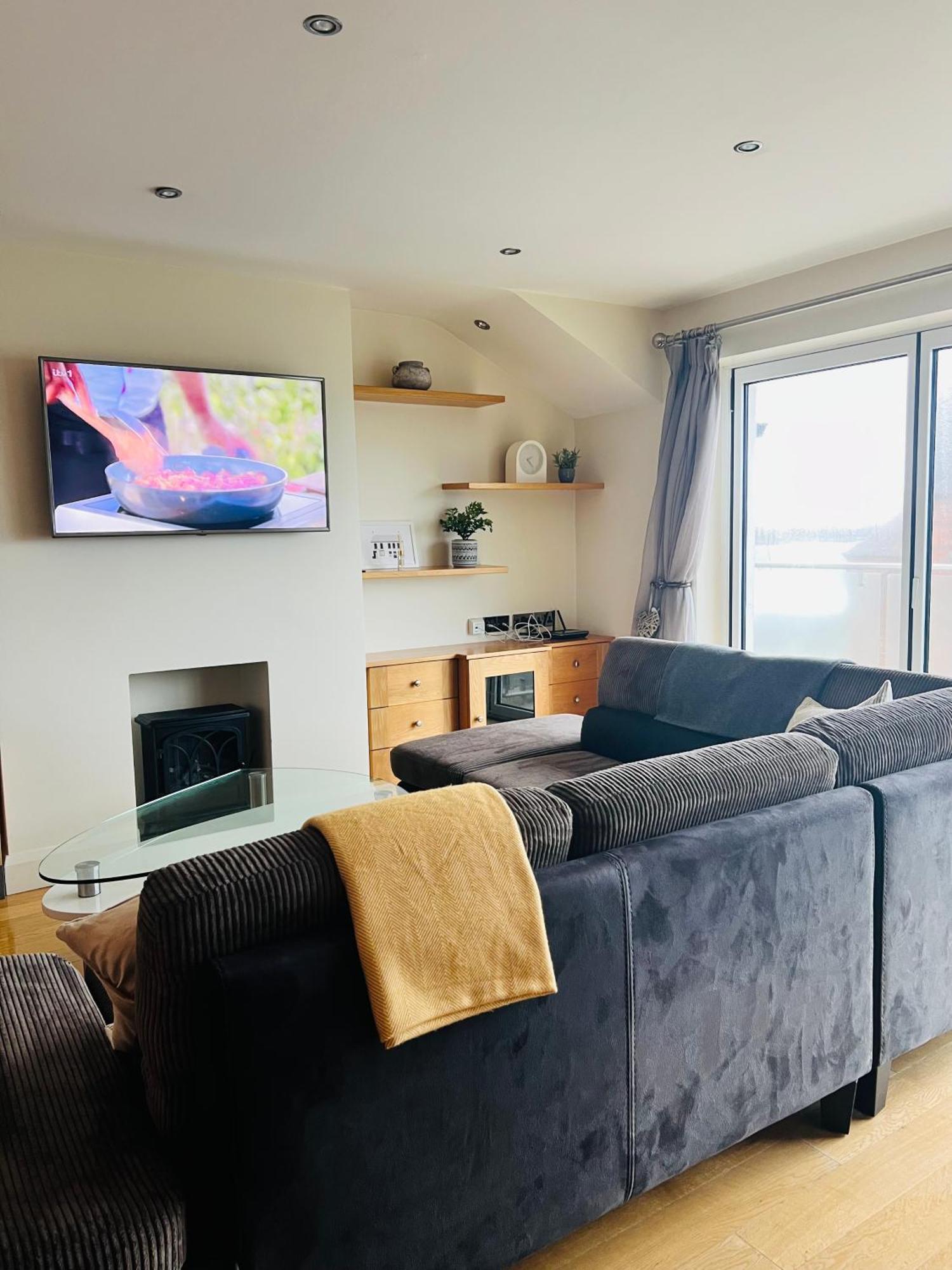 Penthouse Apartment - Town Centre, Sea Views, Secure Parking Portrush Exterior photo