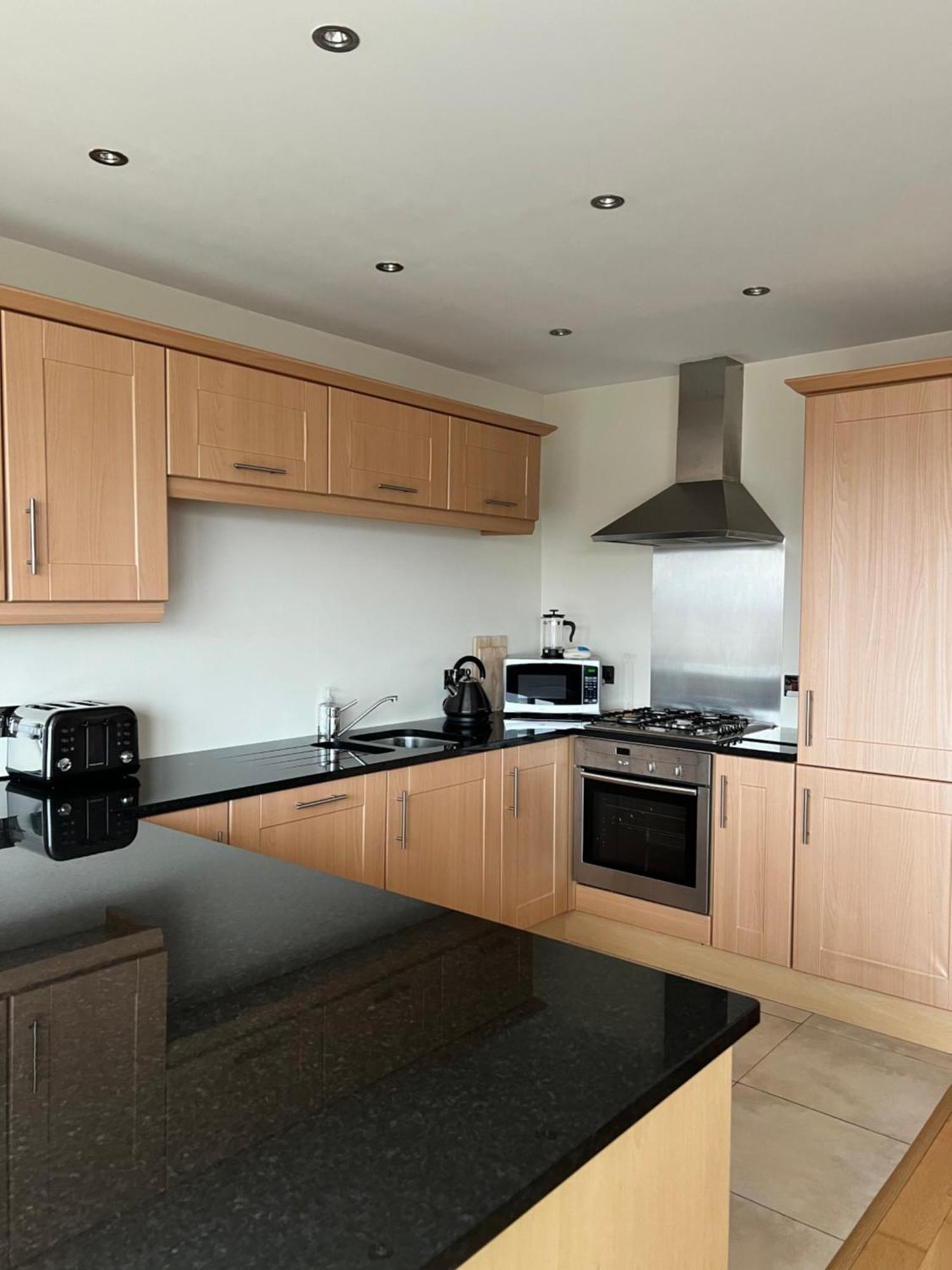 Penthouse Apartment - Town Centre, Sea Views, Secure Parking Portrush Exterior photo