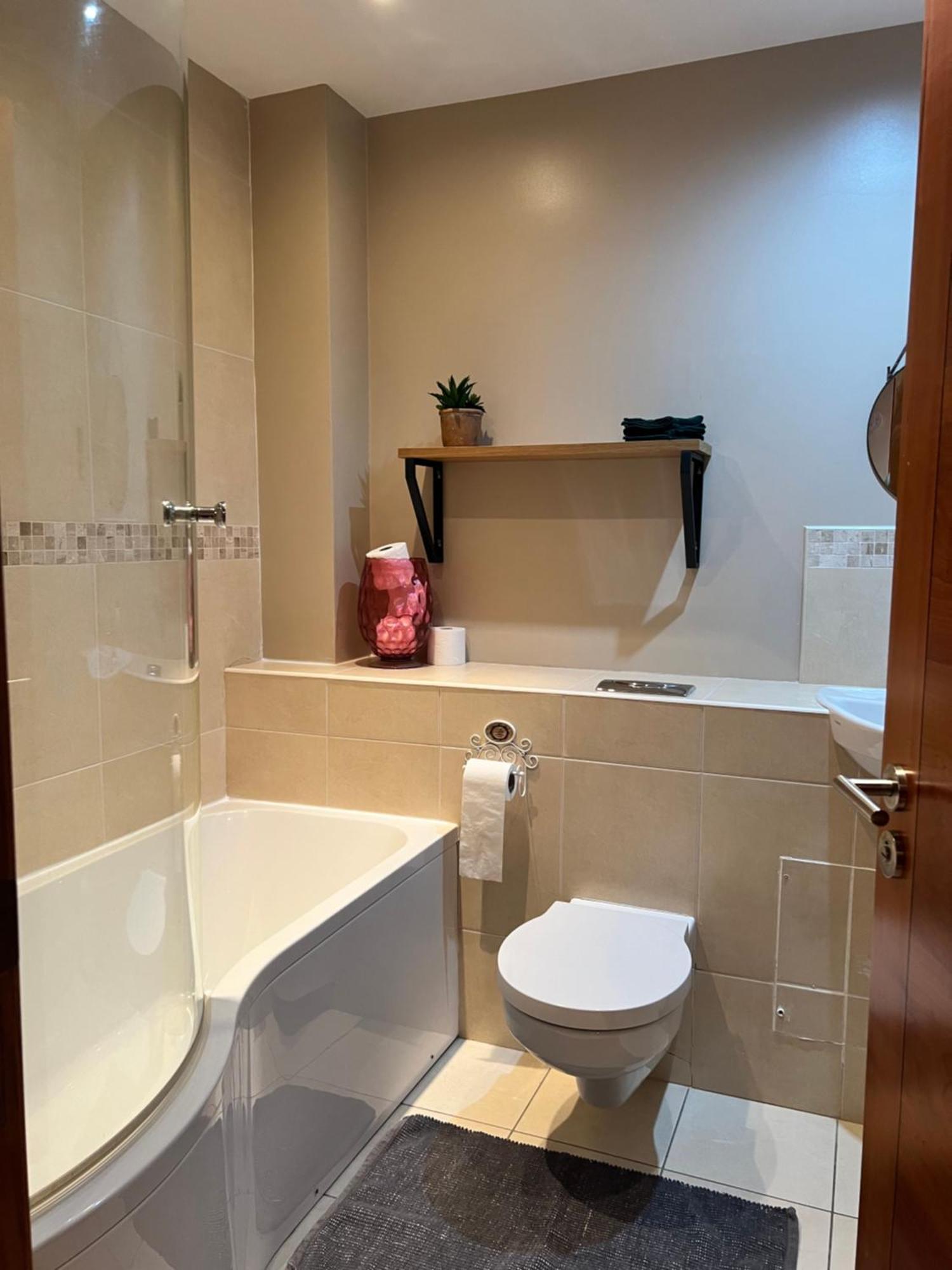 Penthouse Apartment - Town Centre, Sea Views, Secure Parking Portrush Exterior photo