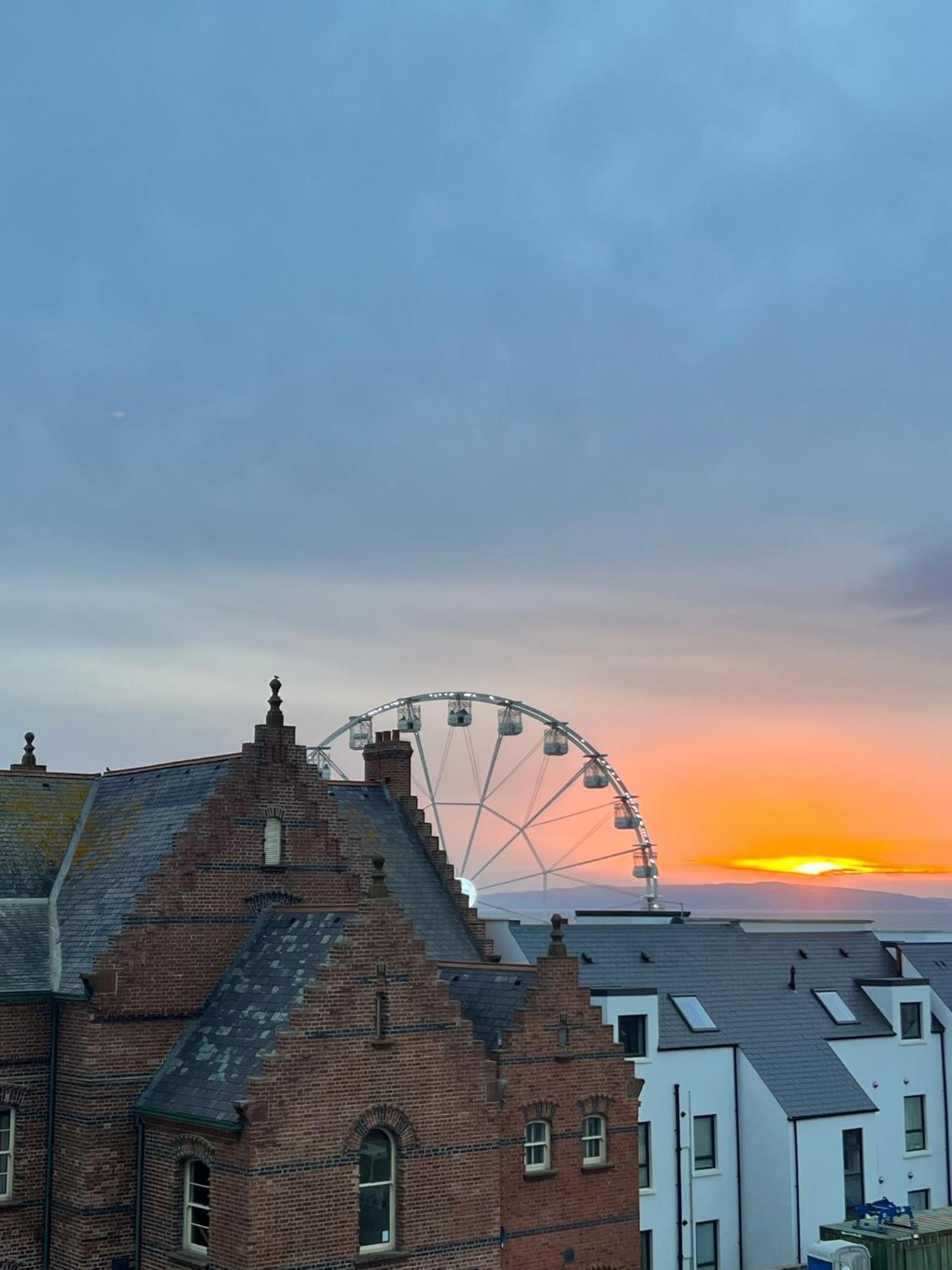 Penthouse Apartment - Town Centre, Sea Views, Secure Parking Portrush Exterior photo