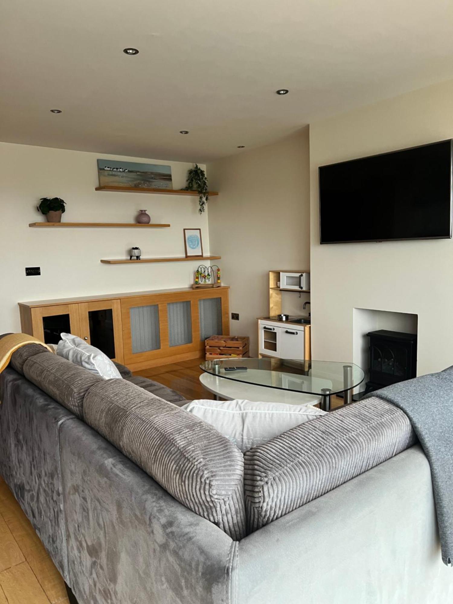 Penthouse Apartment - Town Centre, Sea Views, Secure Parking Portrush Exterior photo