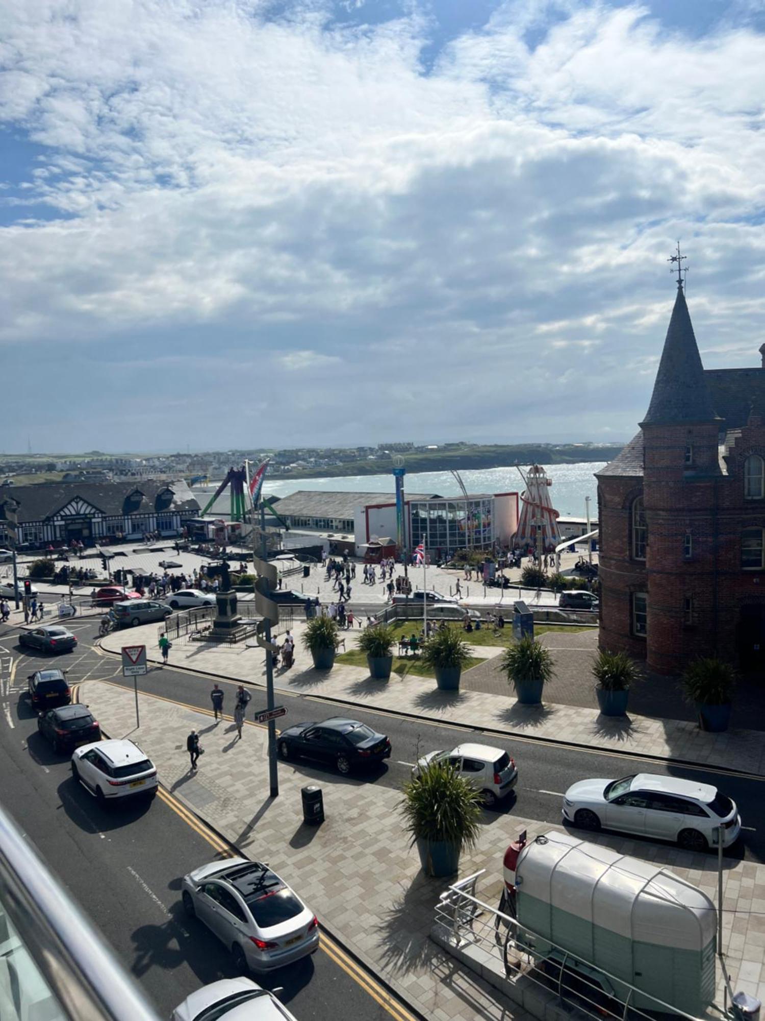Penthouse Apartment - Town Centre, Sea Views, Secure Parking Portrush Exterior photo