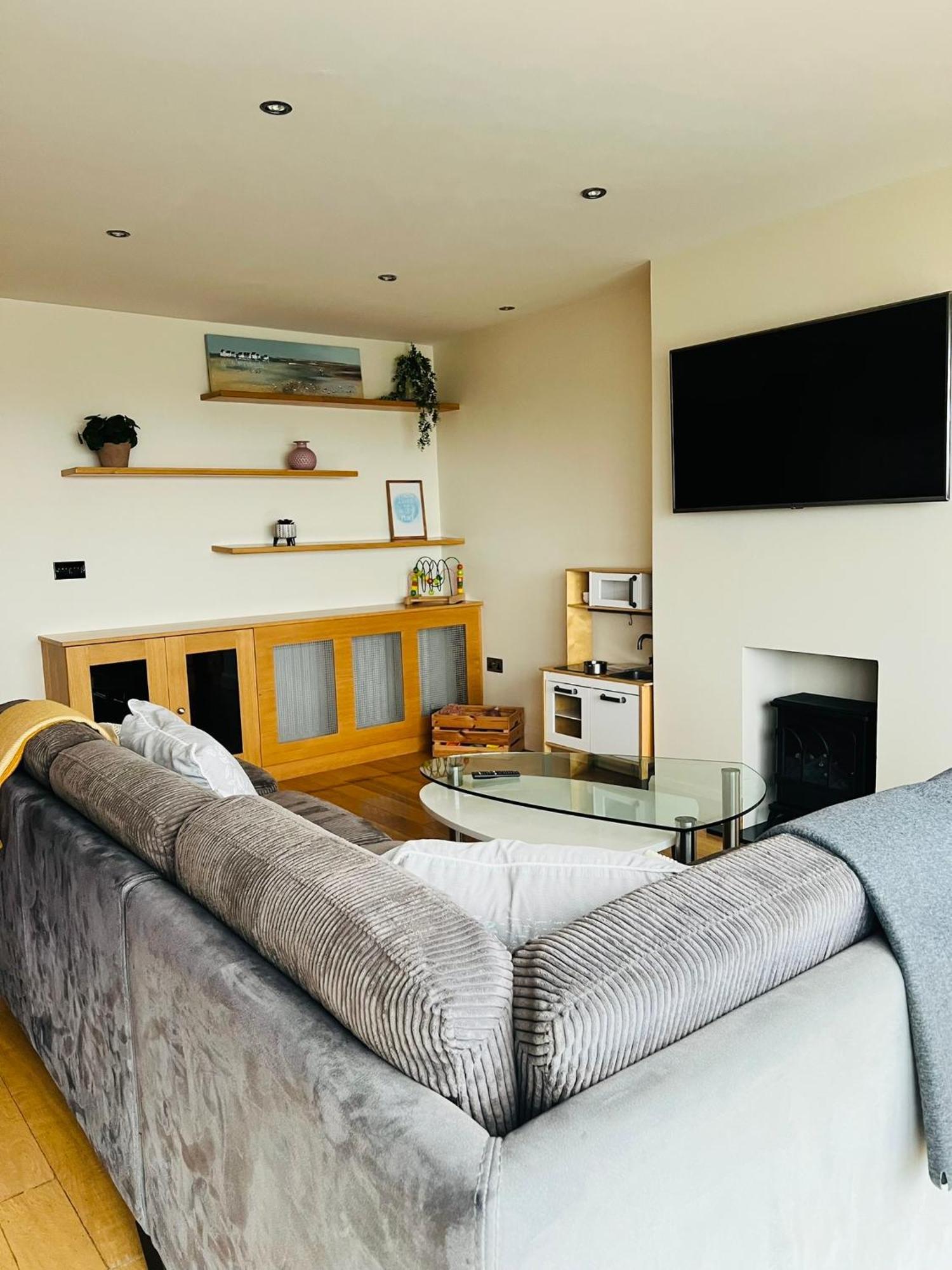 Penthouse Apartment - Town Centre, Sea Views, Secure Parking Portrush Exterior photo